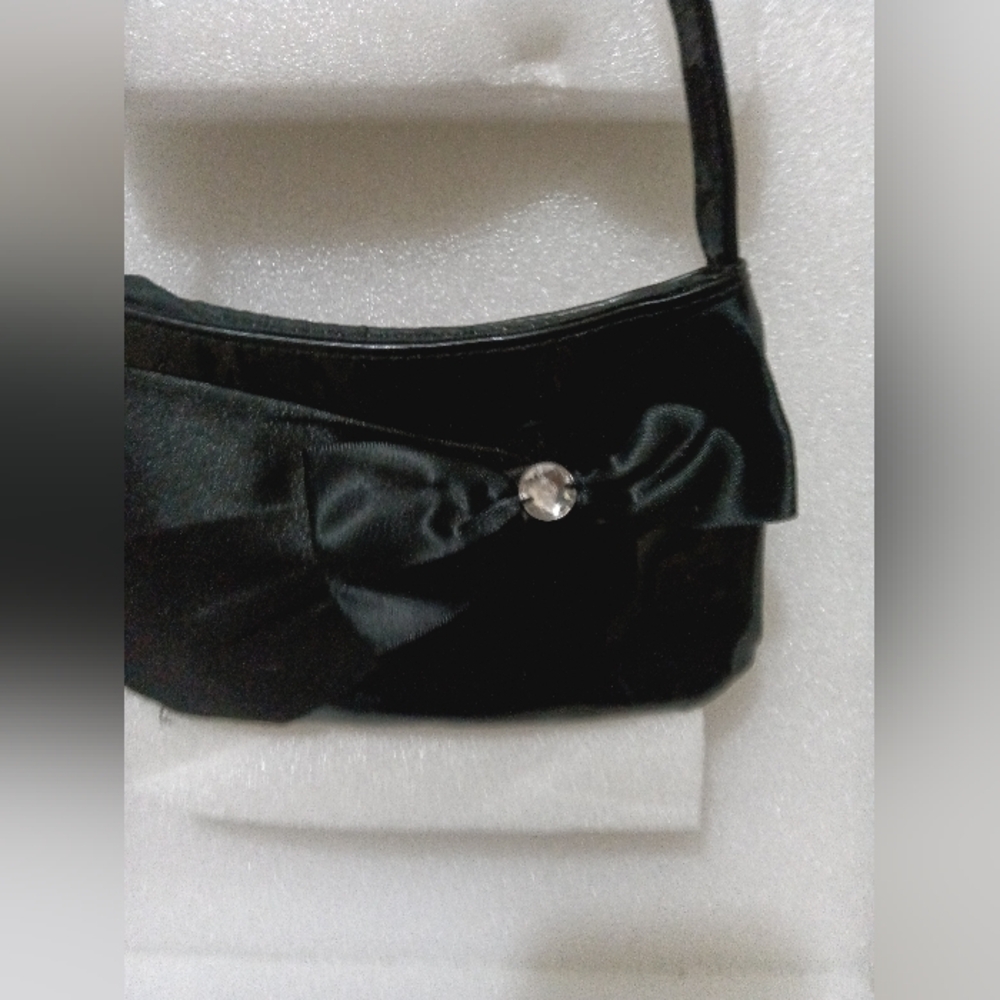 Stylish Black Kids Handbag with Bow Accent - Picture 4 of 13